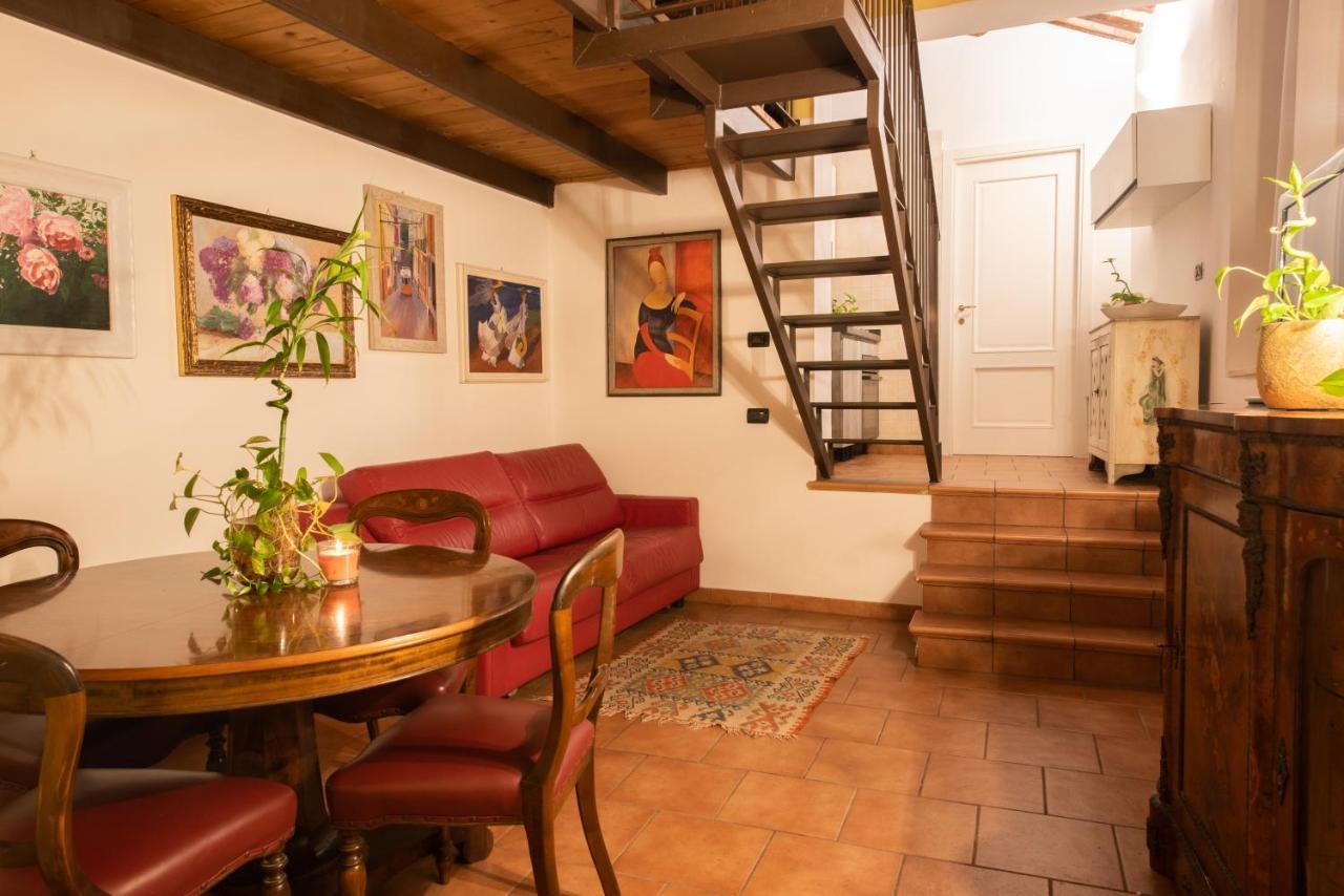 Corte Degli Estensi, Romantica Mansardina Apartment *