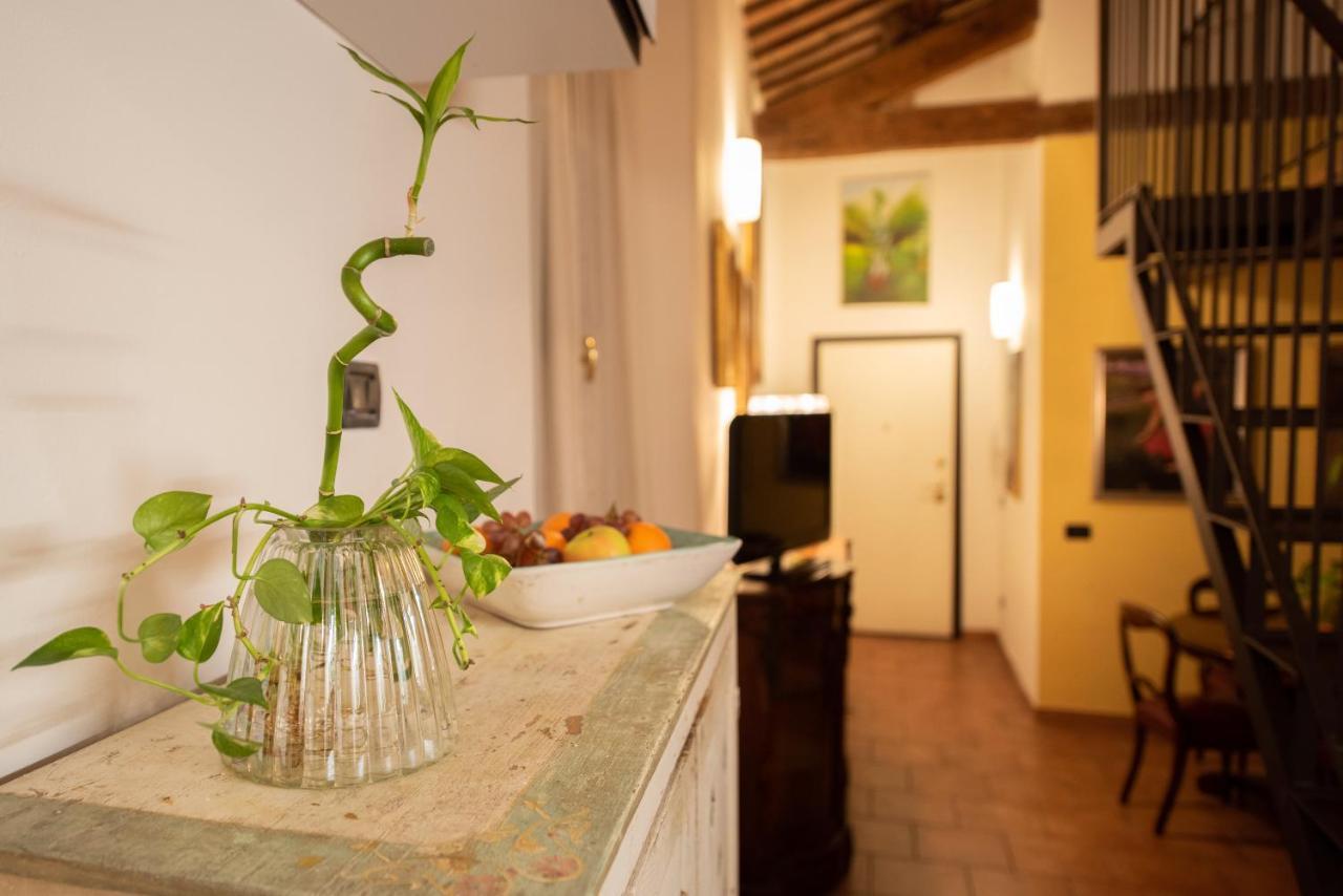 Corte Degli Estensi, Romantica Mansardina Apartment *